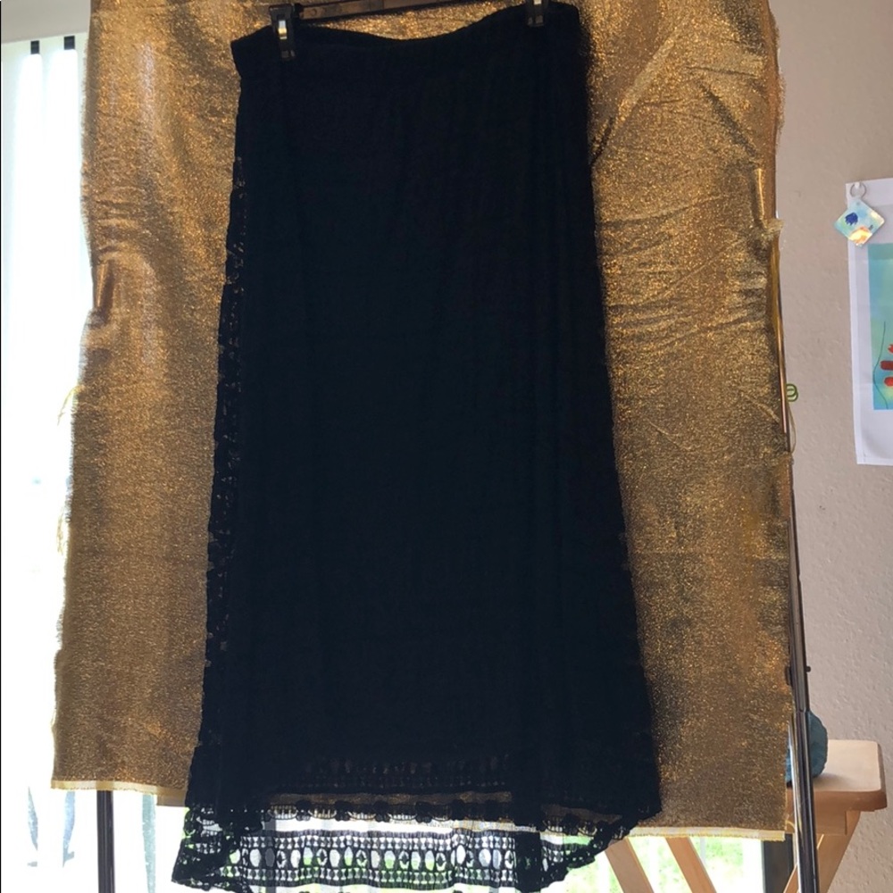 🌸Black lace skirt with hi-lo hemline.